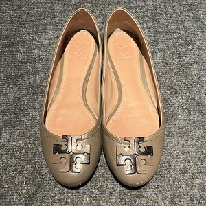 tory burch size 6.5 brown flats with logo on front